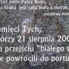 Tablica pamiątkowa w Mikołajkach